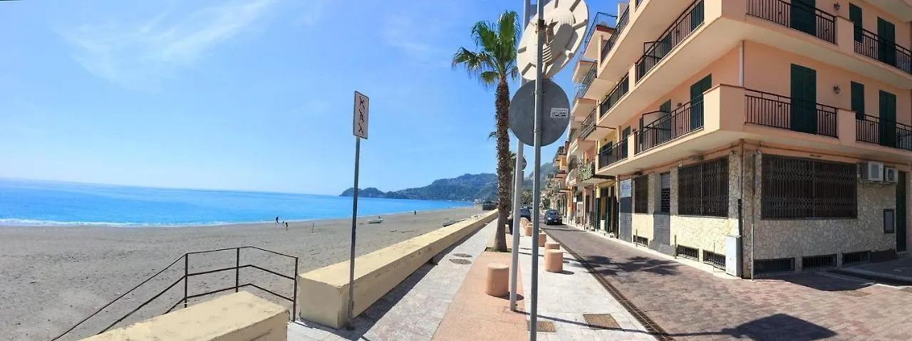 Appartamento Loft Balcone Sul Mare Letojanni Italia